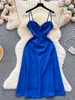 Vestidos casuais vestido de cinta de espaguete azul para mulheres 2023 verão elegante sem mangas V pescoço traseiro na cintura alta uma linha joelho lnegth party