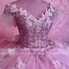 Abito rosa Quinceanera Abito da ballo con fiocco sulla spalla Fiori Farfalle Applicazioni Perline Corsetto Spettacolo Dolce 15 Party