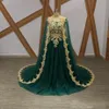 2020 Robes de soirée vert émeraude avec Cape Gold Lace Appliqued Court Train Halter Neck Robes de soirée formelles pour femmes Wea236g