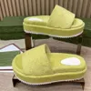 Slippers Esigner Woman Fashion теплый 100% шерстяной хлопковой инвертированный треугольник Черные белые туфли Внутренняя открытая женская тапочка дизайнеры Pantoufle на осеннюю зиму 333