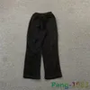 Pantaloni da uomo neri lontano