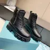 Botas de botas femininas Botas Botas Sapatos de couro de tamanho grande Homem tornozelo martin boot boot de botão militar inspirada plataforma de combate feminino Bottom Bouch 16