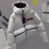デザイナーの女性ジャケットメタルトライアングルレディースコットンコートカジュアルトライアングルバッグ装飾ウエストフード付きミッドレングスコットコートフード付きジャケット服のトップス