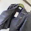 Классические женские дизайнерские короткие куртки Черная искусственная кожа Повседневная куртка с лацканами на шее Мотоциклетное байкерское пальто Мода Хип-хоп Уличная одежда H13