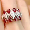 Klusterringar retro designer smycken simulering duva blod rubin för kvinnor bankett bröllop cocktail ring finger tillbehör