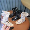 Buty Summer 2023 Nowe modne dziewczyny Pearl Kids Sandały Księżniczki Otwórz wysokie top fajne buty w stylu oddech R230822