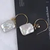 Kolczyki Dangle White Natural Baroque Pearl Square Kształt Drop Złota Kolor Ear Hook Prezent dla kobiet