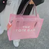 Totes 2023 mode transparent geléväska för kvinnor rensar tyg strandpåsar lyxdesigner handväskor stora pvc sommar axel crossbody hkd230823