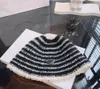 Casquette en laine tricotée à rayures pour femmes, style coréen d'hiver, sens du design, petit chapeau polyvalent pour l'apparence du visage, chapeaux de seau simples de voyage