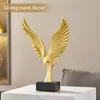 Dekorativa föremål Figurer Harts Golden Wings Ornament Modern Home Office Entrance Hall Door Decorations Highend Creative Art Crafts 230822