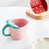 Canecas Creative Strawberry Water Cup Creamic Caneca Cerâmica Irregular Railtle Handle Coffee Cups com pires pintados à mão Presente de escritório