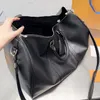 Duffle Bag Seyahat Bag Bagaj Tasarımcı Duffles Bags Kadın Tasarımcılar Çanta Moda Klasik Kapasite Büyük Kapasite Siyah Renk Bagajı 50cm