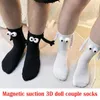 Frauen Socken halten Händepaare mit mittleren Röhren magnetische dreidimensionale Puppe