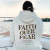 Felpa con cappuccio per uomini "Faith Over Fear" Stampa con cappuccio per lettere Donne Casualmente Pullover a maniche lunghe Tops Fashion Harajuku Unisex Taglie unisex Felpe con cappuccio 230821