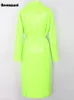 レディースレザーフェイクネラッツルリ春秋、女性用サッシの高級デザイナー服のための長い特大の明るい緑のピンクのパテントトレンチコート230822