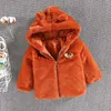 Abrigo de abajo Ropa de bebé niño invierno gruesa chaqueta cálida niños imitación piel suéter chaqueta con capucha espalda oso dibujos animados niño chaqueta niña chaqueta J230823