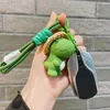 Porte-clés créatif beau portant un chapeau de paille petit dinosaure bébé porte-clés porte-clés de voiture porte-clés anneau femmes sac pendentif titulaire