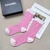 Chaussettes Hosiery Designer coréen fille mince et minimaliste bande de fosse verticale c lettre noir blanc poudre tube moyen chaussettes femmes 2LSR