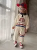 衣類セット韓国の子供セットベイビーボーイスーツ春秋のファッションレタープリントガールズ2pcs服服ラペルコットンセーターパン
