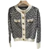 Designer Womens Sweaters Högkvalitativ lyxig geometrisk kofta med en enda bröstkontrastfärg Lion-knapp stickad tröja