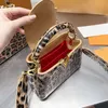 Borsa a mano da donna Borsa a tracolla leopardata Colori di giunzione Borse a mano Pelle di vacchetta Hardware dorato Borsa con patta con fibbia Pochette di alta qualità Tasca interna 231115