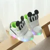 Premiers marcheurs 2023 printemps et automne lumières lumineuses dessin animé lumineux chaussures pour enfants LED version coréenne des garçons filles mode décontractée 230823