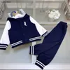 Tracksuits Designer Çocuk Kıyafetleri Çocuk Sonbahar Takımları Boyut 100-160 cm 2pcs Kontrast Patchwork kapüşonlu ceket ve spor pantolonları Ağustos22