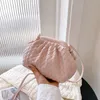 Bolso pequeño tejido moderno y versátil, moderno, con hebilla y bolso nube, bolso cruzado simple de un hombro