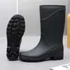 Regnstövlar 2023 Herrens höga modearbete Vattentät skyddande Solid Color Men Outdoor Rubber Platform Boot 230822