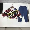 Designer Baby Autumn Sets Kids Tracksuits Tamanho 90-150 cm 2pcs Multi Color Lettering Sweater de pescoço redondo completo e jeans 21 de agosto