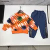 Designer Baby Autumn Sets Kids Tracksuits Tamanho 90-150 cm 2pcs Multi Color Lettering Sweater de pescoço redondo completo e jeans 21 de agosto