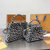 Borsa a mano da donna Borsa a tracolla leopardata Colori di giunzione Borse a mano Pelle di vacchetta Hardware dorato Borsa con patta con fibbia Pochette di alta qualità Tasca interna 231115