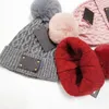 Женская дизайнерская шляпа зимней шапочки с помпонами Женщины мягкие растягиваемые кабельные вязаные помпоны кашемирные шляпы женский теплый череп плюс229i