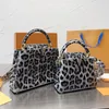 Borsa a mano da donna Borsa a tracolla leopardata Colori di giunzione Borse a mano Pelle di vacchetta Hardware dorato Borsa con patta con fibbia Pochette di alta qualità Tasca interna 231115