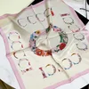 Moda kobiety letnie projektant szalika jedwabny szalik luksusowy litera z literą ręcznie haftowane 70 na 70 cm szal małe kwadraty wysokiej jakości t258o