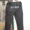 Vetements Men Jeans Real S Högkvalitativa män Kvinnor Sursetements Designer Jeans Fashion Pants broderade bokstäver Casual Right Ben Pants 263