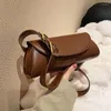Kvällspåsar kvinnor crossbody väska casual axel för flickor läder handväskor brun vintage säck en huvuddesigner messenger