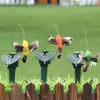 Décorations de jardin Batterie à énergie solaire artificielle Flying Wobble Flumping Feather Aile fausse colibri Plantes de jardin Ornement décor 230822