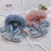 Cappotto giù per bambini cappotti vestiti 2023 giacche di jeans invernali con cappotti con cappuccio di pelliccia per ragazze di cotone addensato per bambini abbigliamento giacche da ragazza j230823