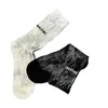 Chaussettes Hosiery Designer Tendance à la mode personnalisé haute cheville chaussette en détresse peinture graffiti avec lettres b noir blanc tube moyen chaussettes en coton pour les femmes