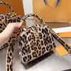 Borsa a mano da donna Borsa a tracolla leopardata Colori di giunzione Borse a mano Pelle di vacchetta Hardware dorato Borsa con patta con fibbia Pochette di alta qualità Tasca interna 231115