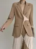 Ternos femininos Moda Blazer de colarinho entalhado com mangas cheias de botões de metal emendado Jackets Jackets Coat outono 2023