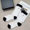 Socken Strumpfwaren Designermarke Koreanisches dünnes und minimalistisches Mädchen Vertikaler Grubenstreifen C Buchstabe Schwarz Weiß Pulver Mittlere Röhrensocken Frauen 2LSR CZYR