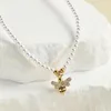 Pendentif Colliers Mignon Petite Abeille Pendentifs Pour Femmes Imitation Perle Collier Cuivre Pave CZ Or Couleur Fermoir En Acier Inoxydable Excellent