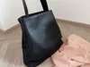 Berömda varumärken Cowhide Tygväska Kvinnor Binds färgad handväska stor kapacitet Högkvalitativ shoppingväska lyxiga axelväskor