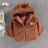 W dół płaszcz dziecięce ubrania zima gęsta ciepła kurtka imitacja futrzana kurtka z kapturem z kapturem niedźwiedź kreskówkowy chłopiec kurtka dziewczyna kurtka J230823