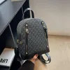 Großhandel Frauen Umhängetaschen 5 Farben Freizeit kleiner Buchstaben bedrucktes Rucksack Einfacher Farbanpassung Leder Retro Handtasche Doppel Reißverschluss Mode -Rucksäcke 2240#