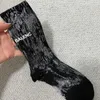 Chaussettes Hosiery Designer Tendance à la mode personnalisé haute cheville chaussette en détresse peinture graffiti avec lettres b noir blanc tube moyen chaussettes en coton pour les femmes