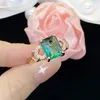 Anneaux de mariage Métal Argent Produit Mode Tempérament Lumière Luxe Rectangle Vert Tourmaline Trésor Coloré Bague Ouverte Bijoux Pour Femmes