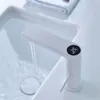 Rubinetti del lavandino del bagno nero tutto il rubinetto del bacino di rame viene invocazione a mano estesa a mano a mano estesa e